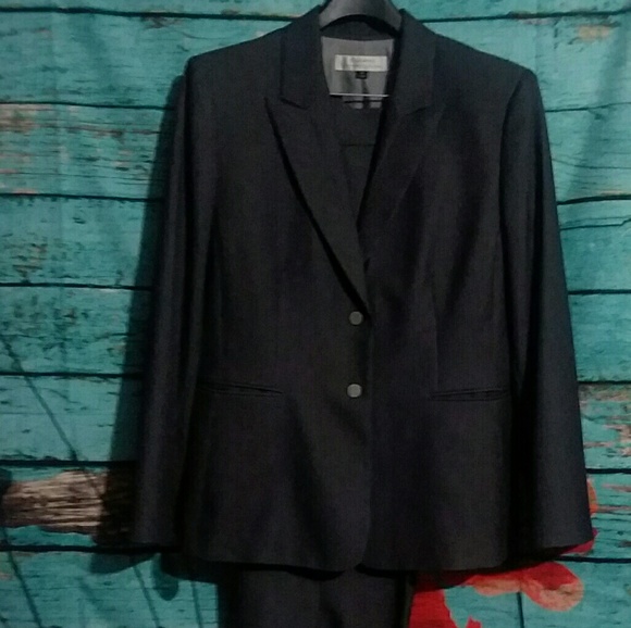 Tahari Other - 2 pc suit